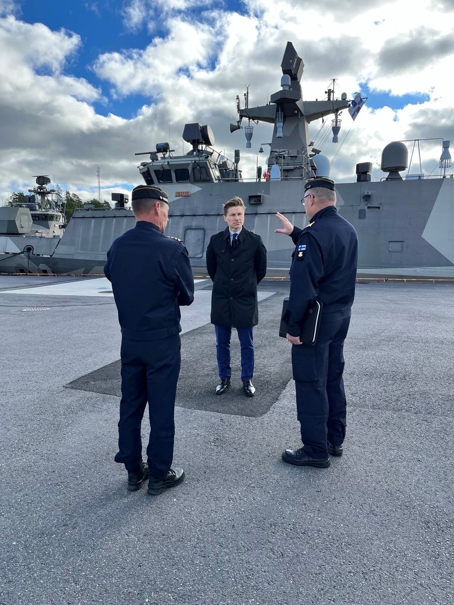 anttihakkanen's tweet photo. Varsinais-Suomessa Turun telakalla, Naantalin satamassa, Rannikkolaivastossa, puolustusalan yritysten tapaaminen ja yleisötilaisuus. Vahvaa osaamista ja menestymisen mahdollisuuksia. Kiitos tapaamisista ja keskusteluista. 🇫🇮 https://t.co/Fx5krjo4Rf