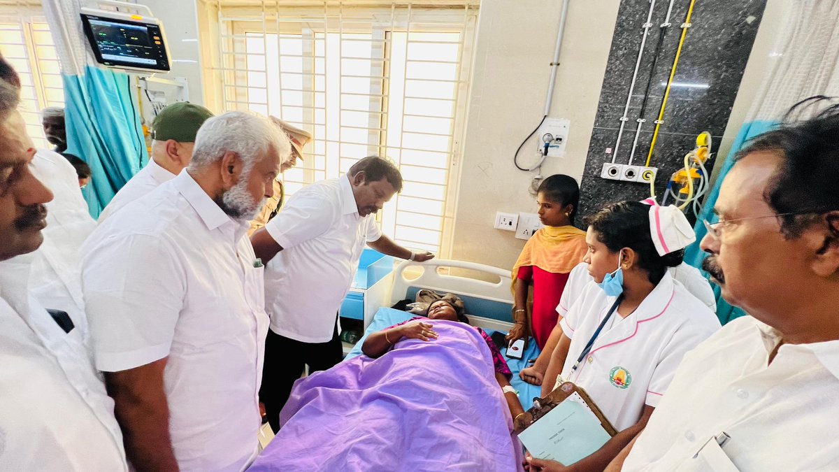 ruby_manoharan's tweet image. நேற்று தமிழ்நாடு காங்கிரஸ் கமிட்டி மாநில தலைவர் திரு செல்வபெருந்தகை அவர்கள் தலைமையில் கரூரில் கூட்ட நெரிசலில் சிக்கி காயமடைந்தவர்களை மருத்துவமனையில் சந்தித்து ஆறுதல் கூறிய போது..