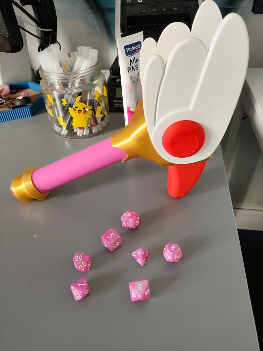 GrisArdiente's tweet photo. Pues ha quedado bien graciosita la caja de dados de Sakura. Va a llevar set de dados de regalo, luego le hago fotillos :3
Compartid si os gusta, si llegamos a 30rt, mañana sorteo una 🥰🥰 https://t.co/uiNF5HdF3p