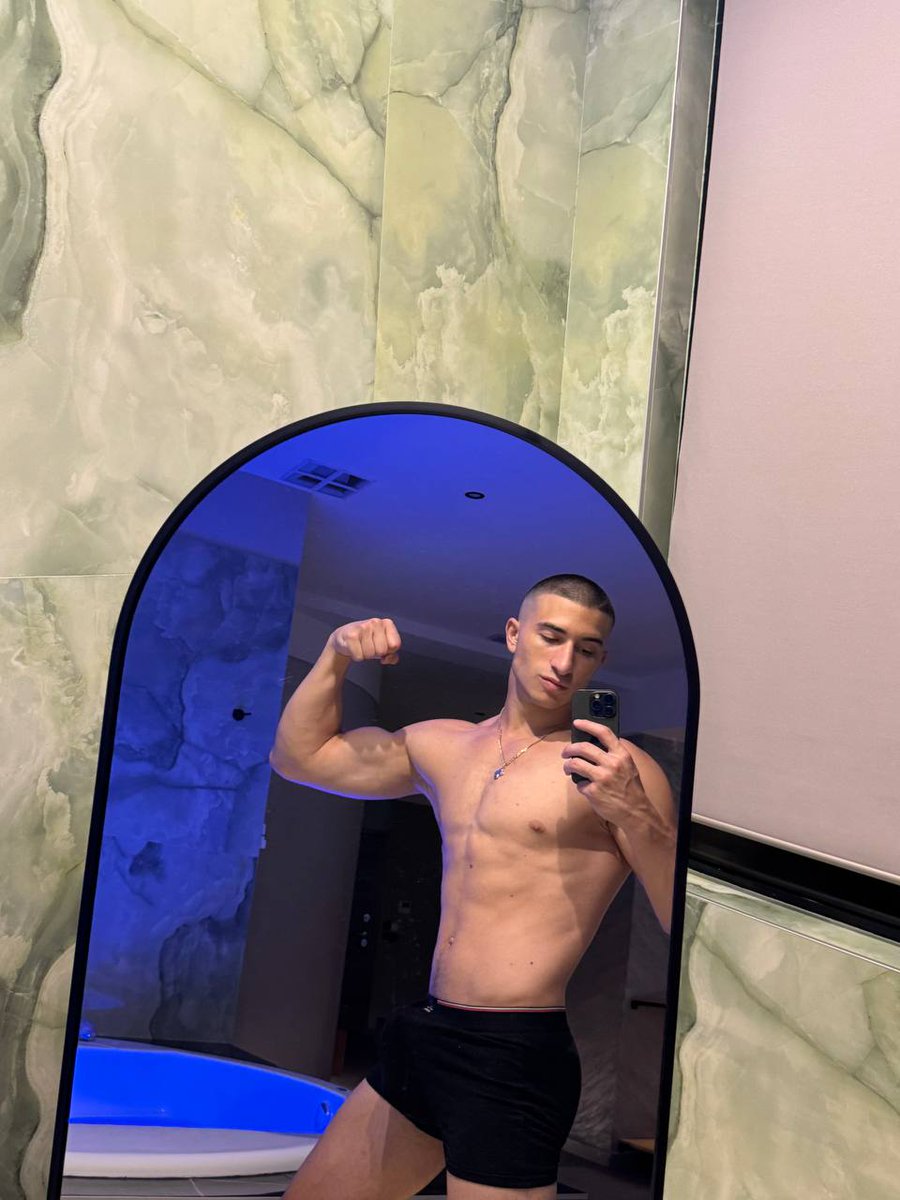 No rizz just me and my mirror😜