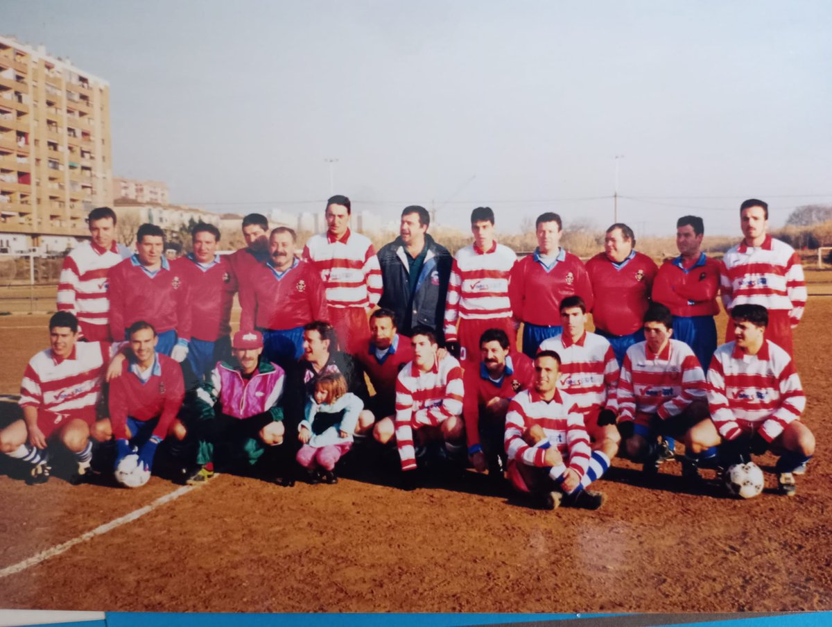 Una FOTAZA que me pasan de unos años fantásticos...

Esto fue un Partido de las Estrellas, padres contra entrenadores.... Hace más de 20 años!!!!

Me reconoces?

Reconoces a muchos de las fotos?

#MomentosDelPasado
#Recuerdos