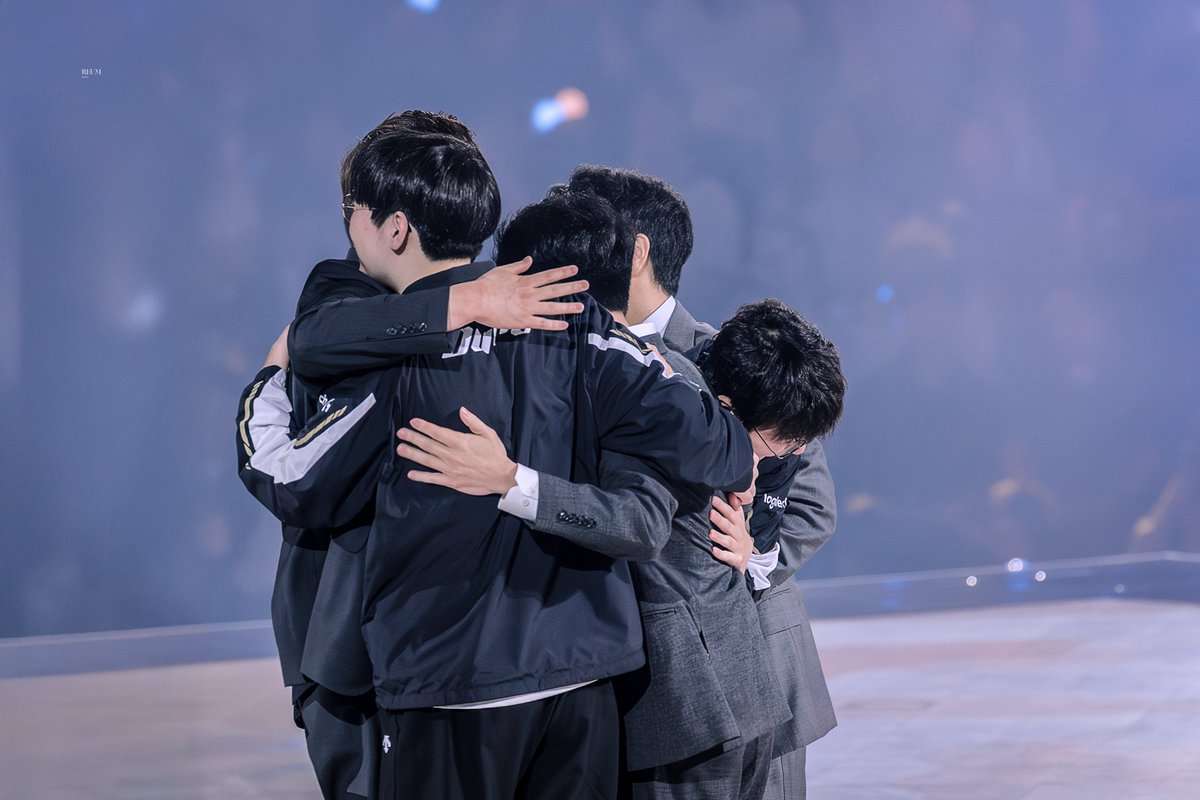 lol_ruler's tweet image. 250928 LCK 결승전 #룰러 #듀로 #Ruler #Duro

우리 봇듀 정말 고생 많았다!!🫂