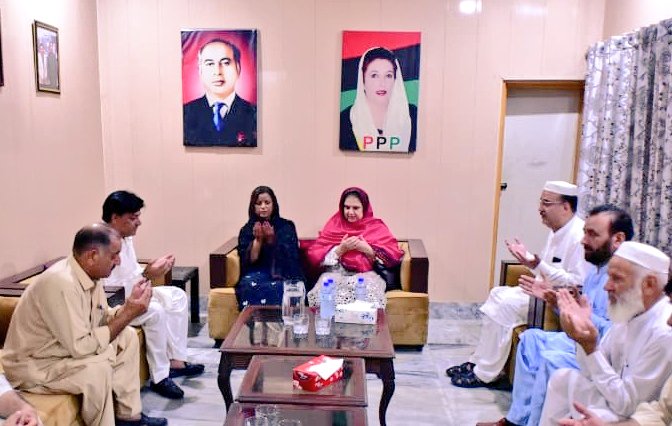 پاکستان پیپلزپارٹی کے مرکزی رہنما ایم این اے ڈاکٹر نفیسہ شاہ، صدر خواتین ونگ خیبرپختونخواہ سینیٹر روبینہ خالد کا صوابی میں  ڈپٹی سیکرٹری اطلاعات گوہر انقلابی کے بھائیوں کے انتقال پر تعزیت کی اور انکے ایصال ثواب کیلئے دعا کی 
<a href="/ShahNafisa/">Nafisa Shah</a> <a href="/RubinakhalidPPP/">Senator Rubina khalid</a> <a href="/GoharInqilabi/">Gohar Ali Inqilabi</a>