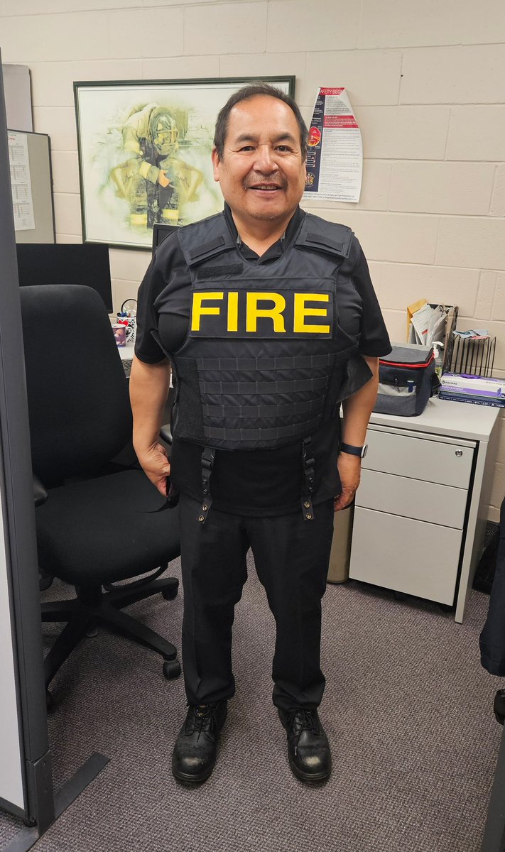 This past week, KFR hosted Fire Chief Maurice Napash of the Cree Nation of Chisasibi, Quebec, as part of an inaugural Chief Officer Mentorship Program. 

Chief Napash visited the Regional Training Centre, Mechanical and Communications division.

Thank you for your visit chief!🧡