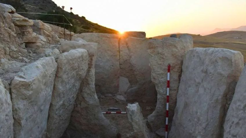 Measuring more than 40 feet long, a 5,000-year-old tomb discovered in Spain has archaeologists abuzz. The dolmen is constructed of stone blocks, and grave goods include artifacts made from ivory, amber, and seashells, plus a remarkable halberd!

archaeology.org/news/2025/09/2…