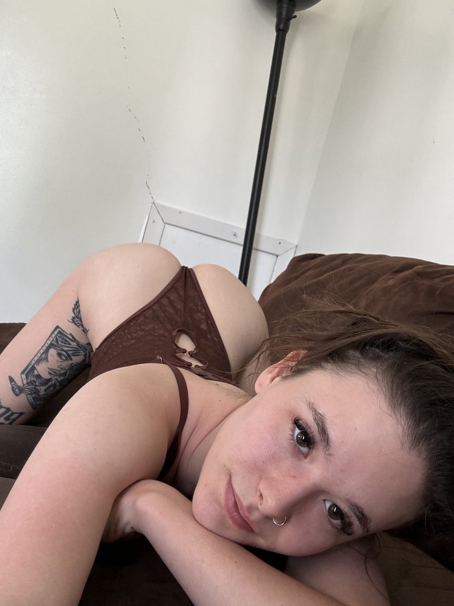 tinyymaeva's tweet image. Type "yes" if u wanna see me in bed 🛏️