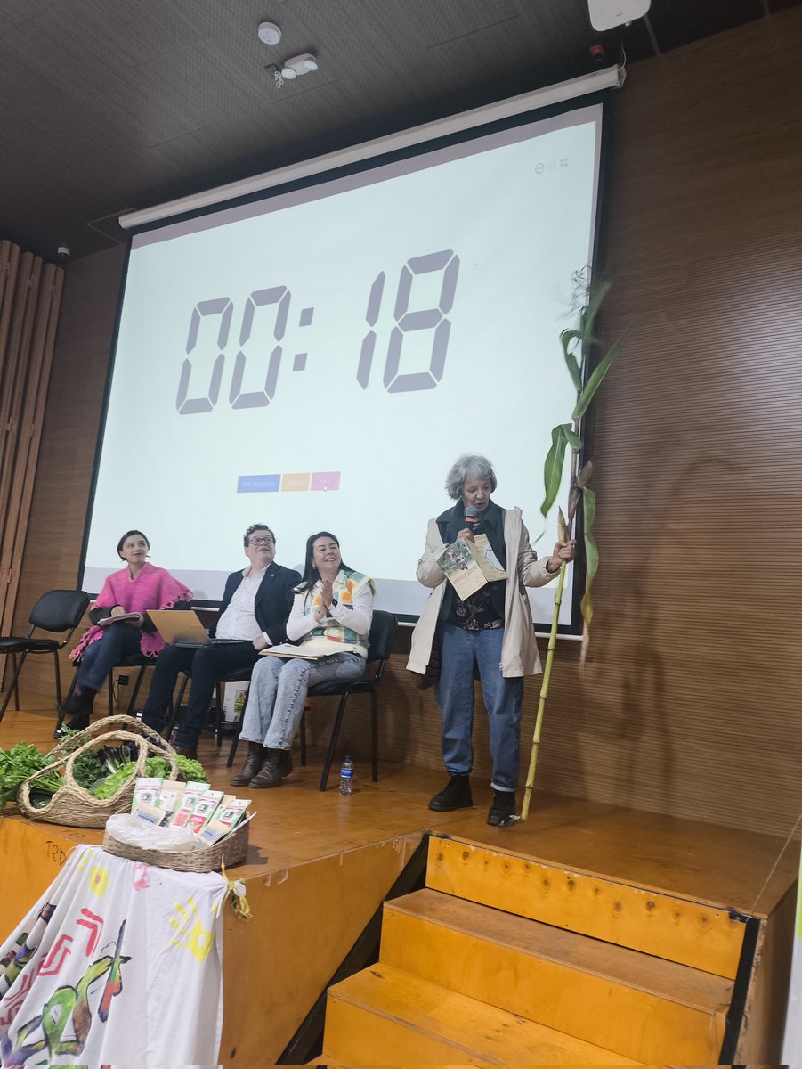 ColectivoTenjo's tweet photo. A la ministra @MCarvajalinoV @MinAgricultura  @UPRAColombia gracias por proteger nuestro territorio, nuestra agua, nuestra agricultura y nuestro movimiento social.
#SíALasAPPA https://t.co/h1soopbkaS