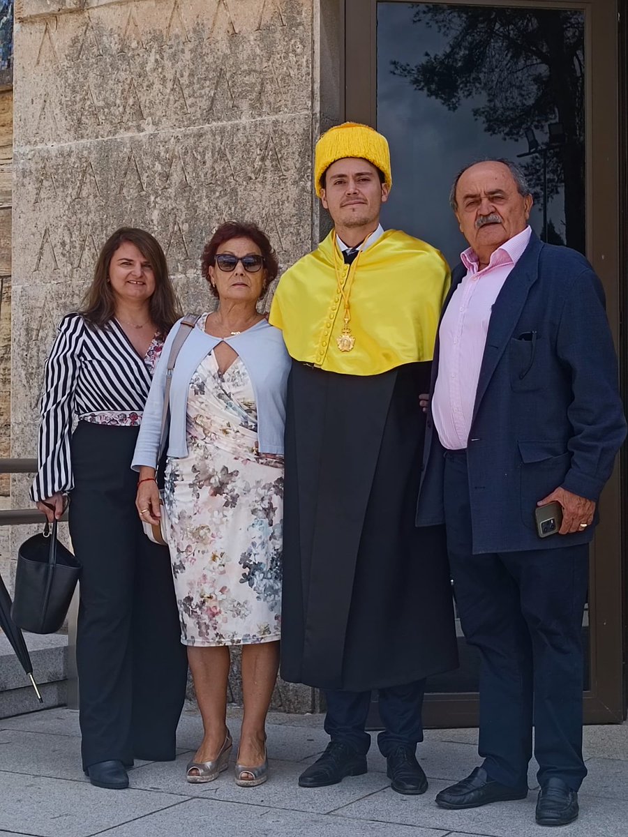 Tras muchos años de trabajo📚, el año pasado defendí la tesis doctoral de cardiologia🫀y hoy he tenido el placer de disfrutar de ser investido doctor🩺por la <a href="/Univcordoba/">Universidad Córdoba</a>, gracias a la ayuda de todos mis compañeros de <a href="/Cardio_HURS/">CardioHURS</a> y, en especial, a
<a href="/jlopezaguilera/">Jose Lopez Aguilera</a>