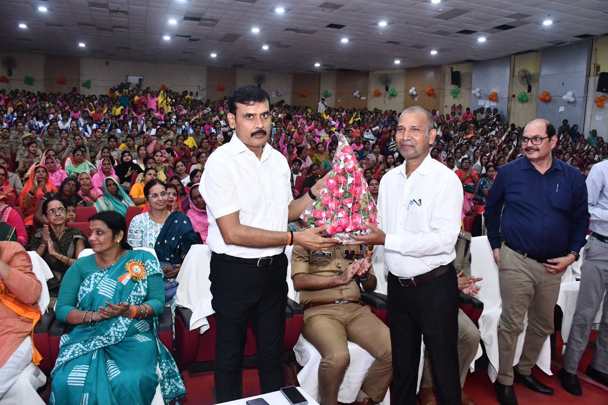 OfficerBallia's tweet photo. महिला कल्याण विभाग बलिया द्वारा 29-09-2025 को कलेक्ट्रेट सभागार में मेगा इवेंट आयोजित हुआ, जिसमें 100 उत्कृष्ट कार्य करने वाली महिलाओं को सम्मानित किया गया। 1500 महिलाओं की भागीदारी व छात्राओं के सांस्कृतिक कार्यक्रम ने माहौल उत्साहपूर्ण बनाया@PMOIndia @CMOfficeUP 
@MinistryWCD https://t.co/WXIMmOubBS
