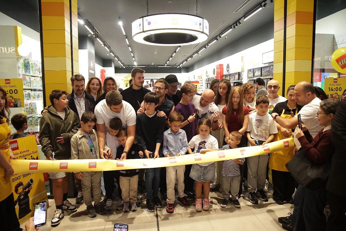 MeydanAVM's tweet photo. 🧱 LEGO® Store artık Meydan İstanbul’da!
Moda Merkezi Zemin Kat’ta açılan yeni mağazamızda tüm LEGO® tutkunlarını bekliyoruz. 🎉

📍 Zemin Kat - Moda Merkezi
#LEGO #Meydanİstanbul https://t.co/VYHWs7kU1B