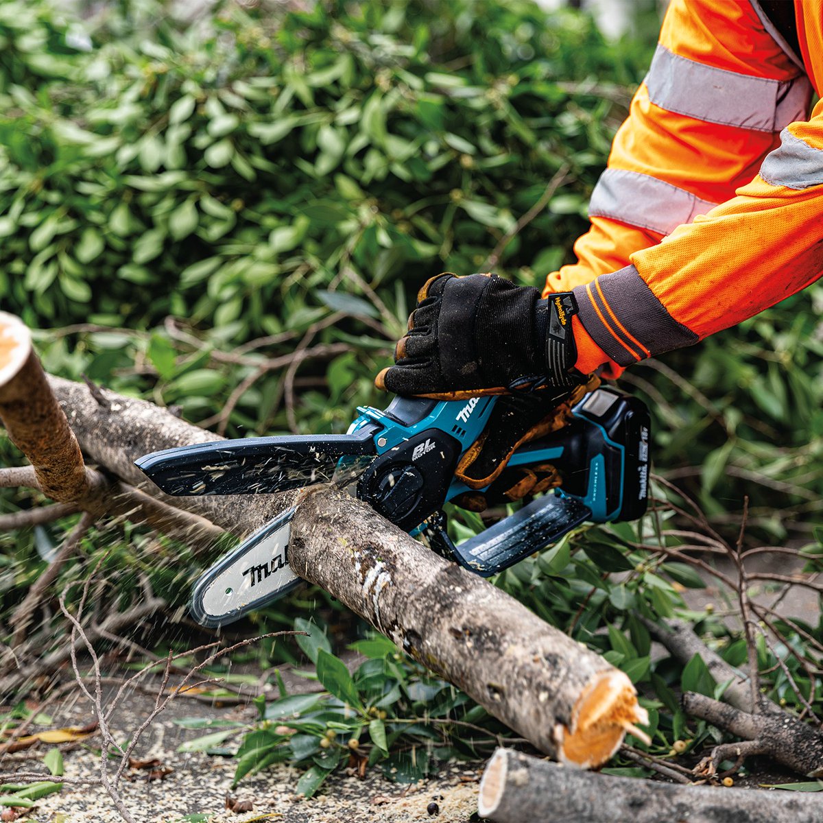 MakitaTools's tweet image. There is growing demand for alternatives to gas-powered outdoor power equipment. Makita is meeting demand with an expanding line of cordless OPE, including the 18V LXT® Brushless 6" Pruning Saw (XCU14).
#makitausa #makitatools #makitalxt