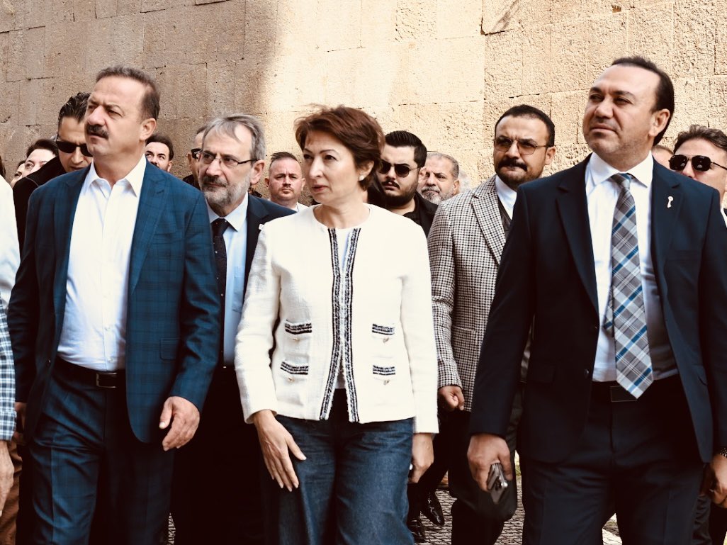 Kafkaslar’dan aşacağız!
Türk’lüğe şan katacağız!

Kars’ta ne söyledikse,
Edirne’de haykıracağız!

Millete umudu, güveni…
Huzuru HATIRLATACAĞIZ!

<a href="/yavuzagiraliog/">Yavuz Ağıralioğlu</a> <a href="/tkeskinkilic/">Tahir KESKİNKILIÇ</a> 
<a href="/anahtarparti/">Anahtar Parti</a> <a href="/APteskilat/">Anahtar Parti Teşkilat Başkanlığı</a>