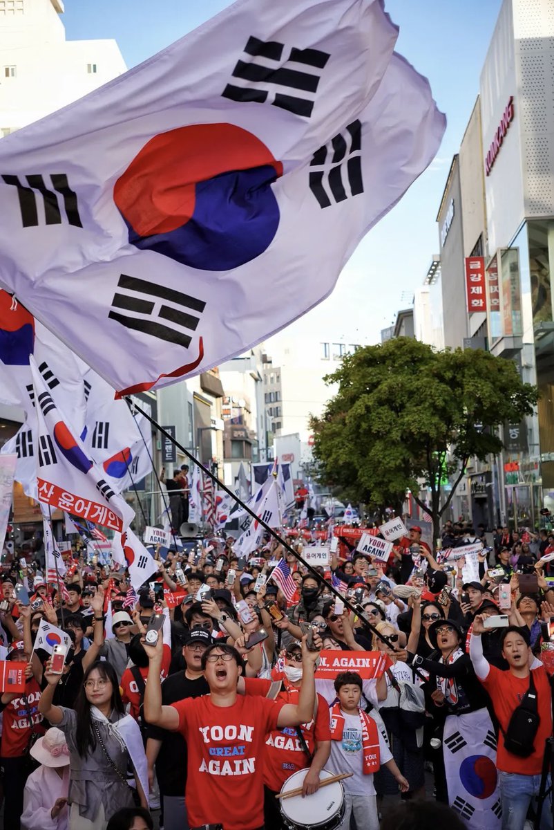To. 크리스천 윤어게이너 

지난주 부산 윤어게인에서 아주 우연히 인친님을 만나게 되었어요. 하나님이 만나게 해주셨다고 말할 수 밖에 없는 상황이었는데 ㅎ 끝나고 대화할 수 있는 기회가 있었고 아주 좋은 시간이었습니다. 

여러가지 이야기를 했지만 그 중 하나는, 
매주 반복되는 집회 시위