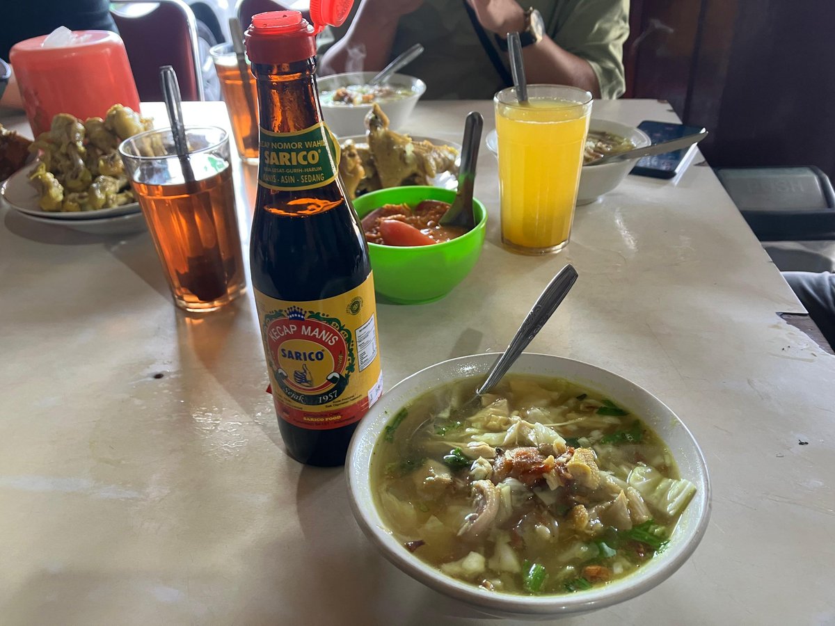 Djoelyous's tweet photo. Kearifan lokal Jogja
Soto Kadipiro, soto bening yang kuah nya pas, menurutku agak ada manis nya dikit, dicampur kecap Sarico Purworejo, mantep rasanya, soal harga? Hmmm.. Ini boleh dibilang cocok untuk segmen menengah keatas https://t.co/h226ViGtQd