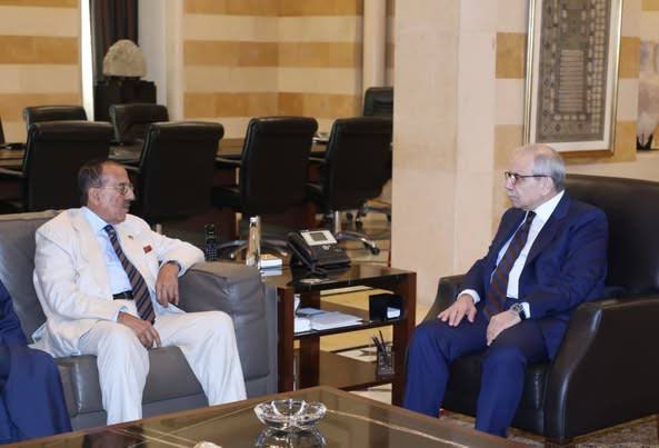 KhalafAlHabtoor's tweet photo. خلال زيارتي الأخيرة إلى #لبنان سعدت وتشرفت بلقاء دولة رئيس مجلس الوزراء القاضي #نواف_سلام للمرة الأولى. وأقولها بكل وضوح: لم أرَ رجلاً في هذا الموقع بمثل هذا الجمع بين الكرامة والنظافة والوطنية الصادقة.

وجدت أمامي شخصية مميزة بكل المقاييس؛ قائد جريء في قراراته، ثابت على مبادئه، لا يفرّق بين الأديان ولا بين الطوائف، بل يرى في كل أبناء لبنان شعباً واحداً يستحق الحياة بكرامة وعدل. لقد أعجبت بشخصيته، وبإخلاصه لوطنه، وبحبه الكبير لبلده الذي يلمسه كل من يجلس معه.

رأيته بعيني رجلاً حريصاً على حقوق شعبه، يسعى بكل ما أوتي من قوة وإرادة ليعيد للبنانيين مكانتهم وكرامتهم، ويضع مصلحة الوطن فوق كل اعتبار. هذه صفات القادة الكبار الذين تُبنى الأوطان بسواعدهم، وتنهض الشعوب برؤيتهم.

لبنان حظه كبير أن يقوده اليوم رجل بهذه المواصفات، رجل لا يخشى في الحق لومة لائم، ولا يساوم على كرامة شعبه. أملي كبير أن ينجح في مسيرته الإنقاذية، وأن يلتف حوله المخلصون ليعيدوا إلى لبنان صورته المشرقة ومكانته التي يستحقها.