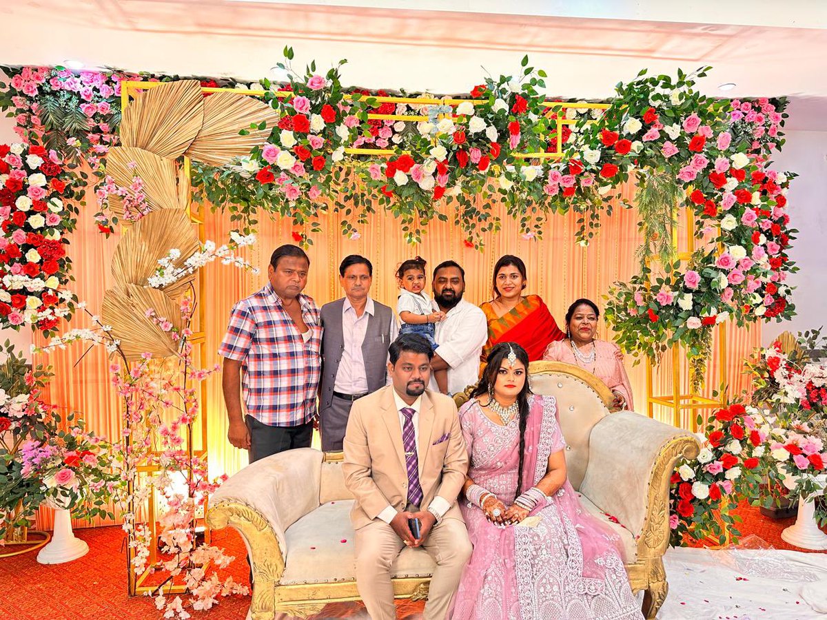 Dranchalverma's tweet image. आज अधिवक्ता श्री राजेश रावत जी के सुपुत्र की सगाई के शुभ अवसर पर शामिल होकर नवयुगल को आशीर्वाद एवं शुभकामनाएँ दीं। 

ईश्वर से प्रार्थना है कि उनका जीवन प्रेम, सुख और समृद्धि से परिपूर्ण रहे।

#AnchalVerma #Unnao @samajwadiparty @yadavakhilesh