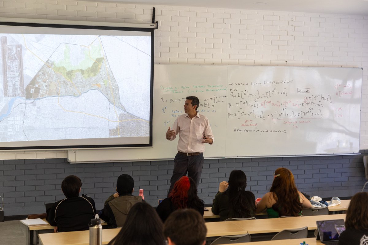 📢¿Cómo enfrentamos la segregación y la desigualdad en nuestras ciudades?
El alcalde de la <a href="/Muni_Renca/">Municipalidad Renca</a>, Claudio Castro, compartió su experiencia en la clase Segregación y desigualdad en la ciudad del profesor <a href="/slaven_razmilic/">slaven razmilic</a>. Una conversación para pensar en urbes más justas.🏙️