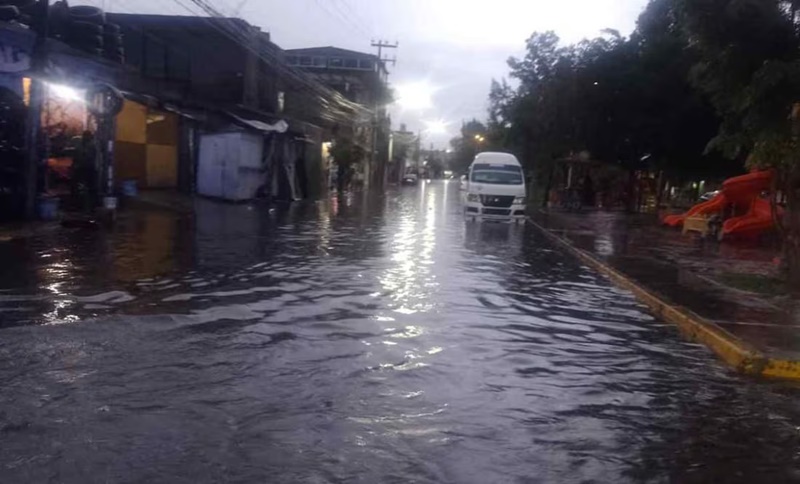 🌧️ Lluvias atípicas en CDMX y Edomex dejan calles inundadas. Conagua y autoridades atienden encharcamientos y apoyan a damnificados. #LluviasCDMX #EmergenciaClima mayacomunicacion.com.mx/lluvia-atipica…