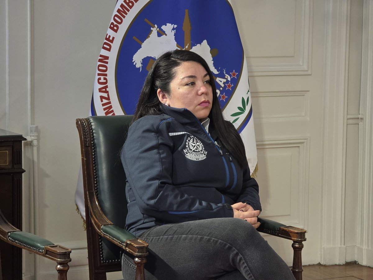#USAR ante el Presidente Nacional don Juan Carlos Field Bravo, el Comandante del <a href="/BomberosConchal/">Bomberos Conchalí</a> Gonzalo Molina y la Sub Líder del Equipo Franchesca Muñoz, realizaron la entrega de la carpeta de re acreditación del <a href="/FT_Lautaro/">Grupo Usar Lautaro</a> asistió por el SNO el Líder del GTO USAR Dante Nasi