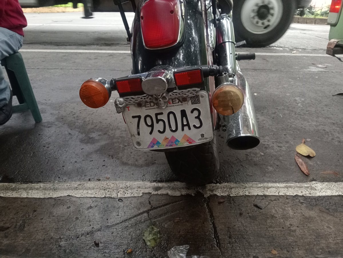 Hola <a href="/UCS_GCDMX/">Unidad de Contacto del Secretario SSC CDMX</a>  el dueño de ésta motocicleta se estaciona en la rampa para discapacitados de la clínica División del Norte @ISSSTE es de prioridad enviar a #ZonaVial4 Tlalpan y División del Norte (dirección sur, antes de subir el puente) amerita infracción 
#RayoEnAcciónVial