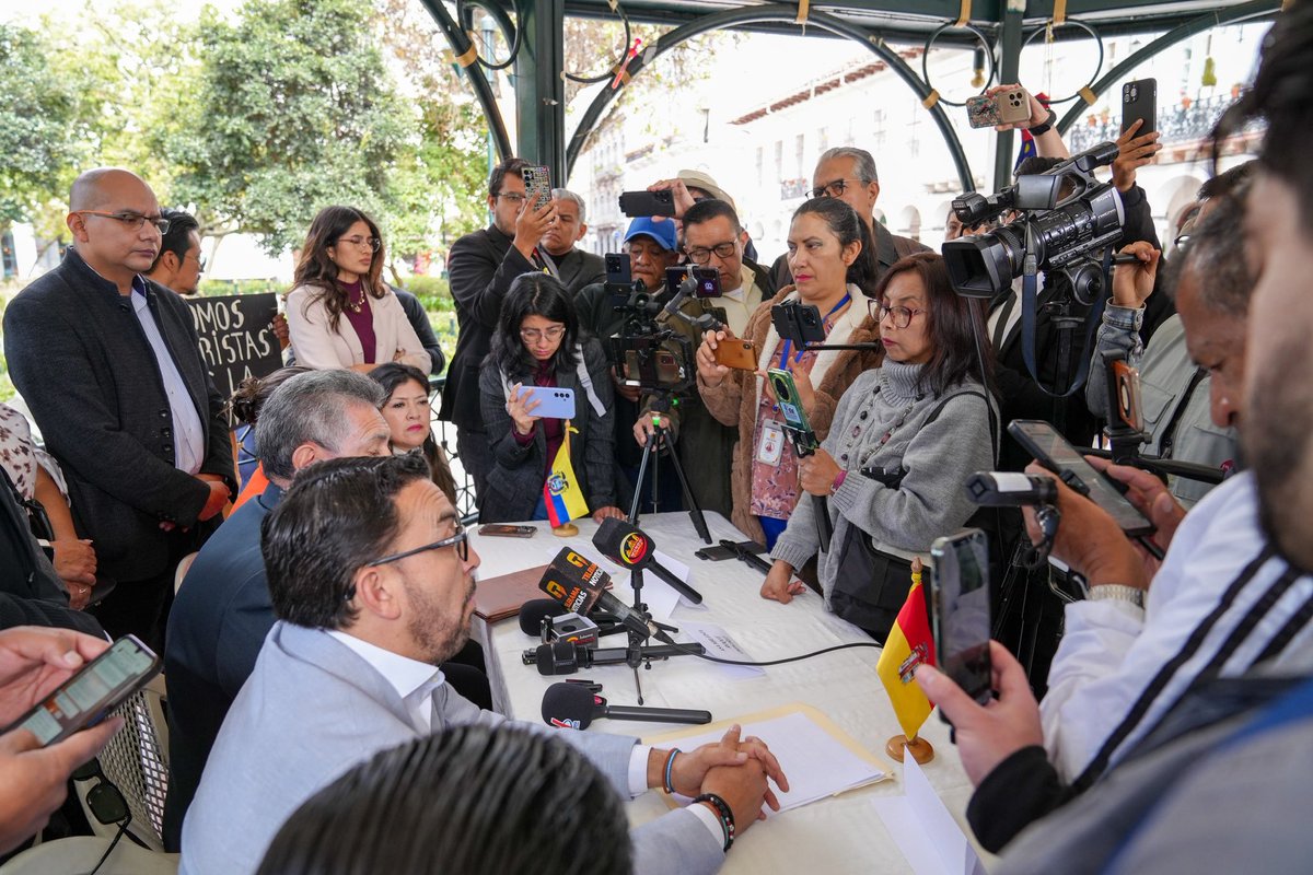 RoqueOrdonezEc's tweet photo. Los asambleístas de la Revolución Ciudadana del Sur del Ecuador y del Exterior, Roque Ordóñez, Gerardo Machado, Mónica Palacios, Blasco Luna y Mabel Méndez, expresamos nuestra profunda solidaridad ante el asesinato de Efraín Fuerez, la primera víctima mortal provocada por la eliminación del subsidio al diésel.

Por ello, desde la @DerHumanosAN, el día de mañana martes 30 de septiembre, hemos convocado a las autoridades del Gobierno Nacional para que respondan sobre el asesinato de Efraín, así como sobre los 109 casos de vulneraciones a los derechos humanos, las 63 detenciones y las 48 personas heridas.

Asimismo, hacemos un enérgico llamado al gobierno para que revoque de manera definitiva la licencia ambiental del proyecto Loma Larga - Quimsacocha, ya que este proyecto pone en riesgo la vida de 300 mil habitantes de Azuay.

Finalmente, condenamos la sanción de tres meses sin sueldo a nuestra compañera Mónica Palacios, por el único "pecado" de levantar la voz en contra de las injusticias del gobierno de Daniel Noboa 

¡Cuentan con un bloque de asambleístas comprometidos en defender los derechos de los ecuatorianos!

@MoniPalaciosZ @blascoluna @GerardoMachadoC @BancadaRC5 
@RevolucionAzuay @RC5Oficial