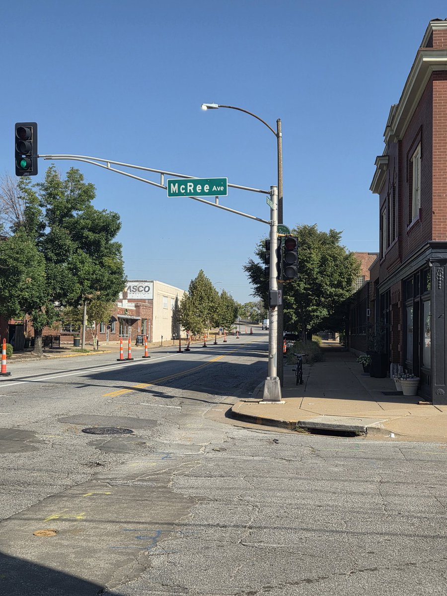 Green light out at NE corner of McRee and Tower Grove <a href="/stlcsb/">Citizens' Svc Bureau</a>