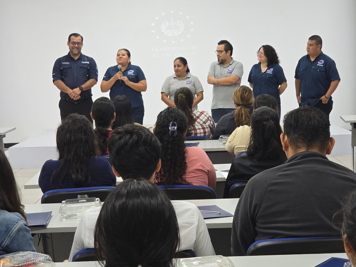 FSitrafos's tweet photo. ✍️ Como parte de nuestro compromiso con el fortalecimiento laboral, @sitrafos_sv esta presente en la contratacion del nuevo personal @Fosaludoficial acompañando y respaldando este importante paso en la estabilidad y seguridad de los trabajadores. https://t.co/lt6KN67rJY