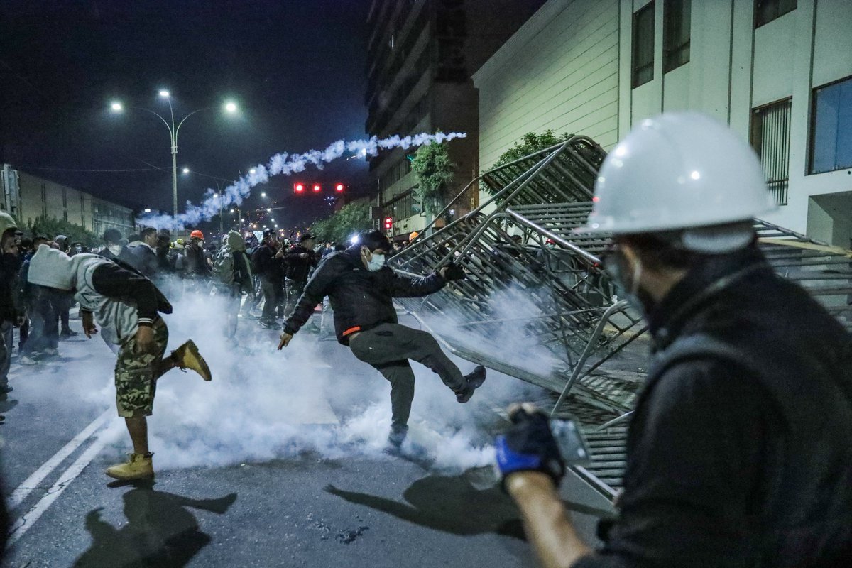 mnlstandardph's tweet photo. CORRUPTION, EXTORTION
#MSWorld │Demonstrators clash with riot police during an anti-government demonstration in Lima on Sunday. The conservative-majority Congress is in a similar situation over perceptions of corruption, according to several opinion polls. Protests have also escalated in Peru over the past six months in the wake of a wave of extortion and murders by organized crime groups.
📸: Agence France Presse
Read more: https://t.co/1WaKHrZNjq