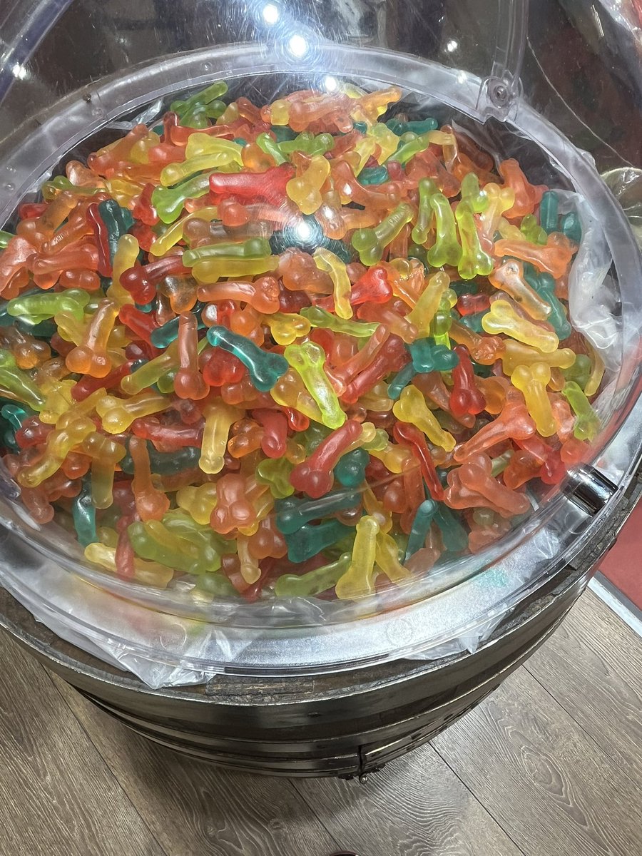 GhostToadSSB's tweet image. How Greninja players like to eat their gummies
