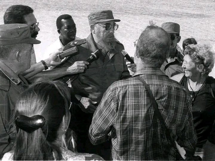 📅29 de septiembre de 1996  #FidelCastro recorre el pedraplén Caibarién-Cayo Santa María, en la provincia de Villa Clara.

#100AñosConFidel  
#FidelPorSiempre