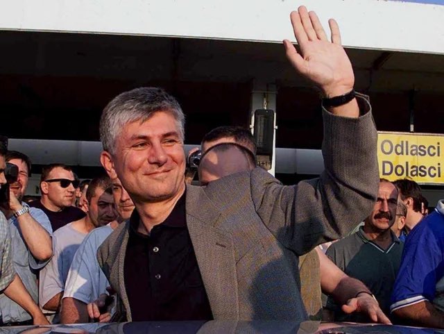 Kad se sudjenje za atentat na Zorana Djindjića završilo bez odgovora o političkoj pozadini, bilo je pitanje vremena kad će mrak opet preuzeti vlast.
Taj mrak ima ime, identitet i sinonim je za zlo.