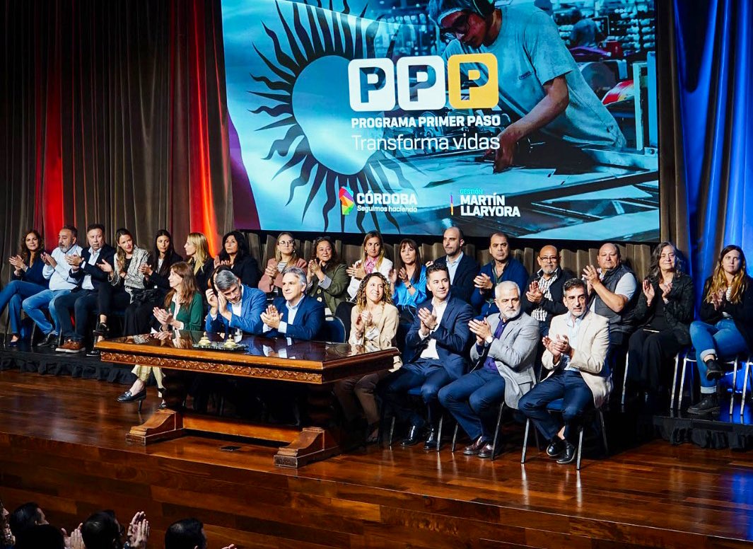 MartinLlaryora's tweet photo. El #trabajo te cambia la vida, te permite tener un futuro mejor, tomar decisiones y tener certezas. Por eso lanzamos una nueva edición del Programa Primer Paso (#PPP), a través del cual 15.000 jóvenes de 16 a 25 años podrán acceder a su primer #empleo.

Quiero destacar el trabajo conjunto que realizamos con el sector privado en esta importante política pública, que ha permitido que, desde su creación, este Programa haya brindado oportunidades laborales a más de 200 mil jóvenes.

Este recorrido fue posible porque es una iniciativa que ha estado siempre en constante actualización, con innovaciones que se adaptan a las necesidades de la comunidad. Y un ejemplo de eso fue la incorporación al mundo laboral de personas con discapacidad, en la que #Córdoba fue pionera.

Esta iniciativa también es importante para las empresas, porque es el mejor programa de entrenamiento laboral de Argentina, y hasta de Latinoamérica.

A los empresarios les digo que tomen esta iniciativa, que le den a los jóvenes la oportunidad de capacitarse, de entrenarse y de progresar. Muchos jóvenes que están ansiosos por tener su primera experiencia laboral, de formarse en un #empleo, lo harán con mucha voluntad y esfuerzo.

Si Córdoba lo puede hacer, Argentina también puede. Y para lograrlo hay que construir más puentes y menos trincheras. En nuestra provincia nos unimos con las fuerzas de la producción y del trabajo para ser parte de la solución. 

#CórdobaNoPara #SeguimosHaciendo