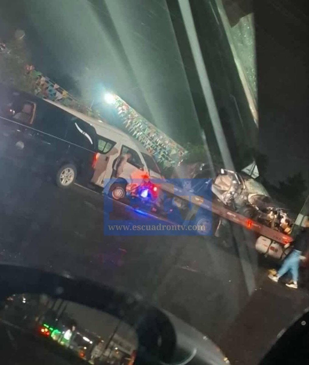 “¿Por qué le quitaste la vida a mi mamá?”
El grito de una hija marcó la tragedia en la Vía Corta, #NicolásRomero: una urvan del transporte público impactó contra un taxi de app. La madre murió en el lugar; su hija y ambos choferes quedaron heridos.
#Edomex #Justicia