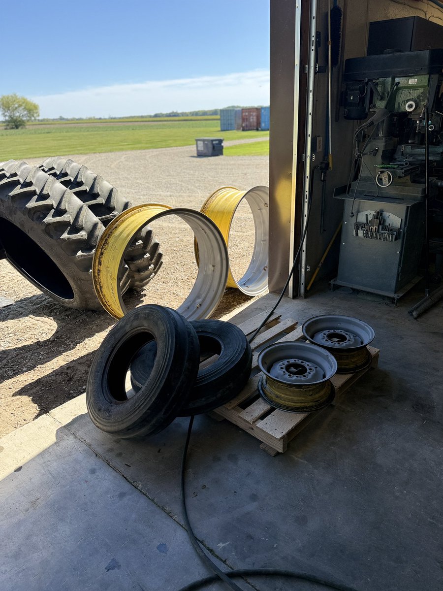 ScanlanTractor's tweet image. painting the wheels next