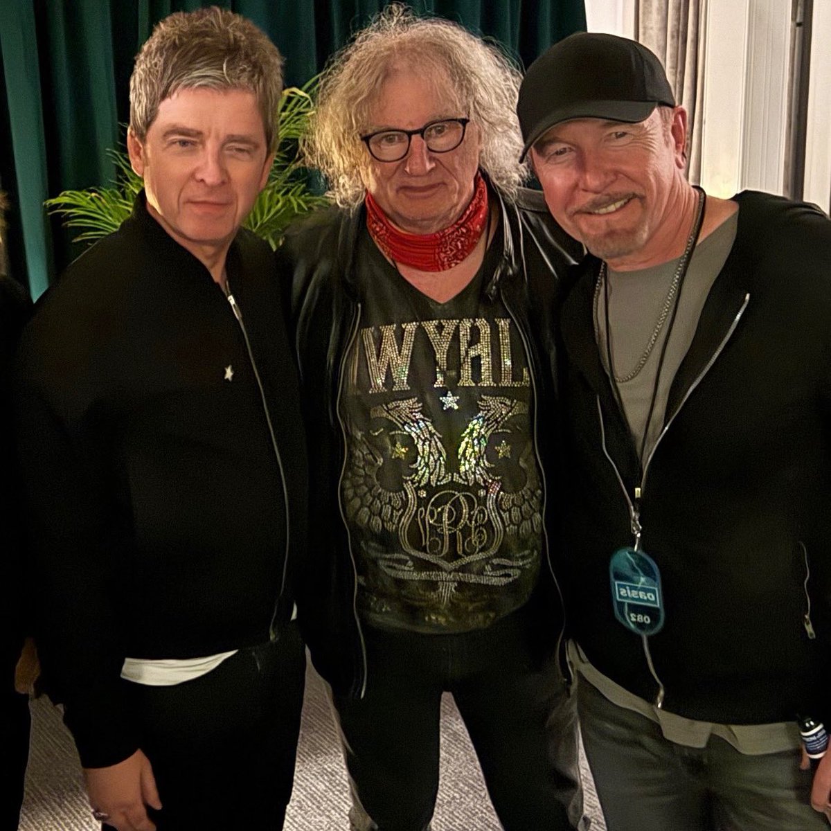The Edge asistió este fin de semana al concierto de <a href="/oasis/">Oasis</a> en el Wembley Stadium de Londres

En la foto con Noel Gallagher y Don Powell 

📷 holliebe #U2 #OasisLive25