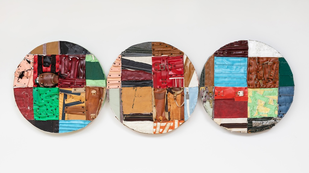 Come check out the amazing works by Charles McGill!

Charles McGill
Earth Triptych, 2016
reconfigured golf bags on panel
24 x 72 x 3.5 inches (60.96 x 182.88 cm)

Photo by Jenny Gorman

#tripoligallery #charlesmcgill #thebridgegolffoundation #baggage #onviewnow