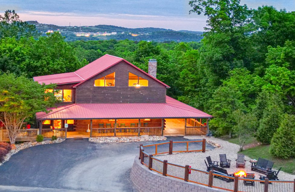 OakHavenResort's tweet photo. Featuring cabin 109, a large 7-bedroom luxury lodge with a firepit, beautiful view, gameroom, hot tub, and 24-hour on-site customer service.
Call today to book your Fall or Christmas Getaway. Our gated resort is located in Sevierville TN, Close to area attractions, endless dining options, and within a short drive to the Smoky Mountain National Park. 1-800-652-2611
https://t.co/xgklphF1Lw #cabintrip #logcabin #smokymountains #fall #Thanksgiving #cabins #sevierville #oakhavenresort
