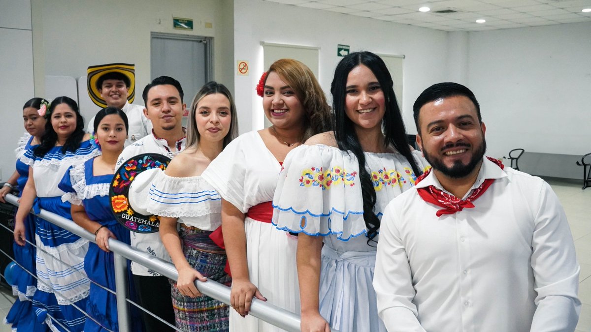 BancoCUSCATLAN_'s tweet photo. Así vivimos nuestro mes cívico en nuestras Agencias, celebrando con alegría y orgullo los valores que nos unen como salvadoreños.✨
Con cada acto cívico honramos nuestra historia y reafirmamos nuestro #OrgulloCUSCATLAN de vivir en esta Tierra de Cosas Preciosas. 💙🤍💙 https://t.co/ak7WVYKMD1