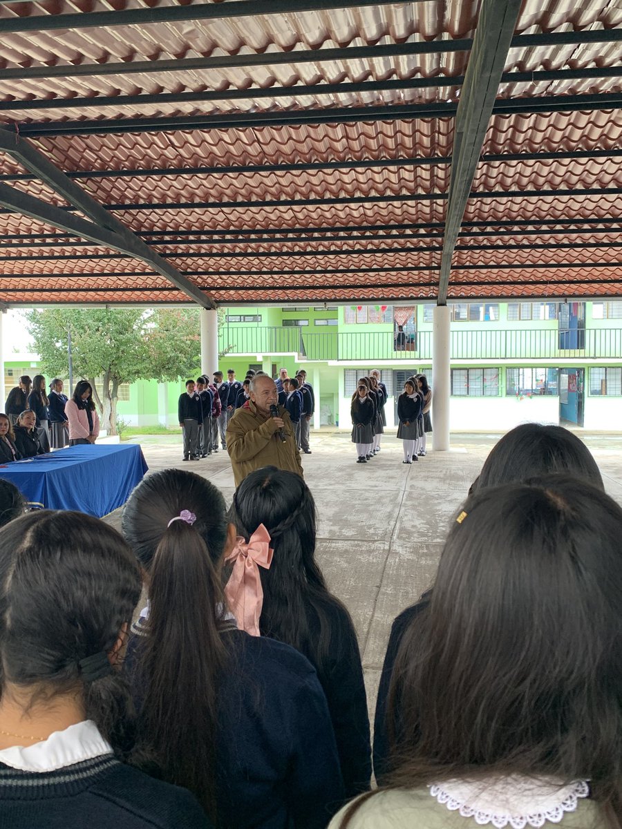 SUPPEDROGMEZ1's tweet photo. Como cada lunes alumnos, alumnas, docentes y directora rinden honores a nuestra Bandera Nacional. Sec  OFTV  Lic Adolfo L. Mateos de San Diego del Cerrito. https://t.co/z4zdrEh6l7