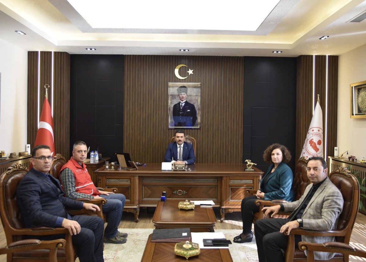 Kaymakamımız Tufan Bağır GİLAN başkanlığında; Kızılay Van Şube Başkanı Ferhat YELTEKİN ve Van Tarım Kredi Kooperatifi Müdürü Mehtap AYDINOĞLU’nun katılımlarıyla, Sosyal Yardımlaşma ve Dayanışma Vakfı ile Kızılay Derneği Van Şube Başkanlığı arasında iş birliği protokolü imzalandı.