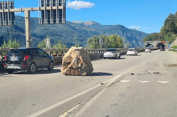 Rocciatori al lavoro sul versante lungo la statale 36 tinyurl.com/yu4w8fdu
