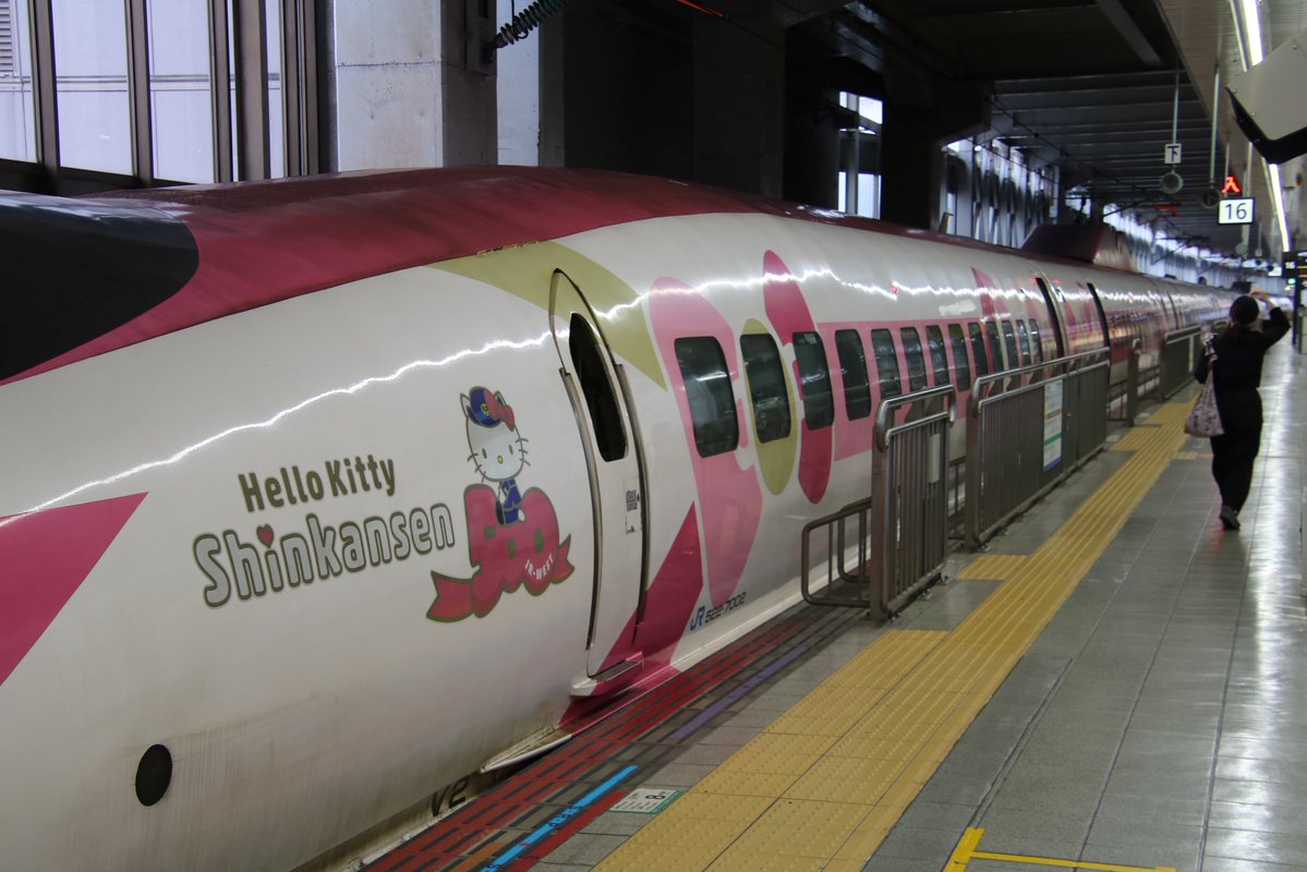 kumagai0214's tweet image. #博多南線 849A 特急 博多南行 #500系(7000番台) 幹ハカV2編成「#ハローキティ新幹線」

一際目立つピンク色のハローキティ新幹線
見れてラッキーでした！

2025.9.29 #博多駅