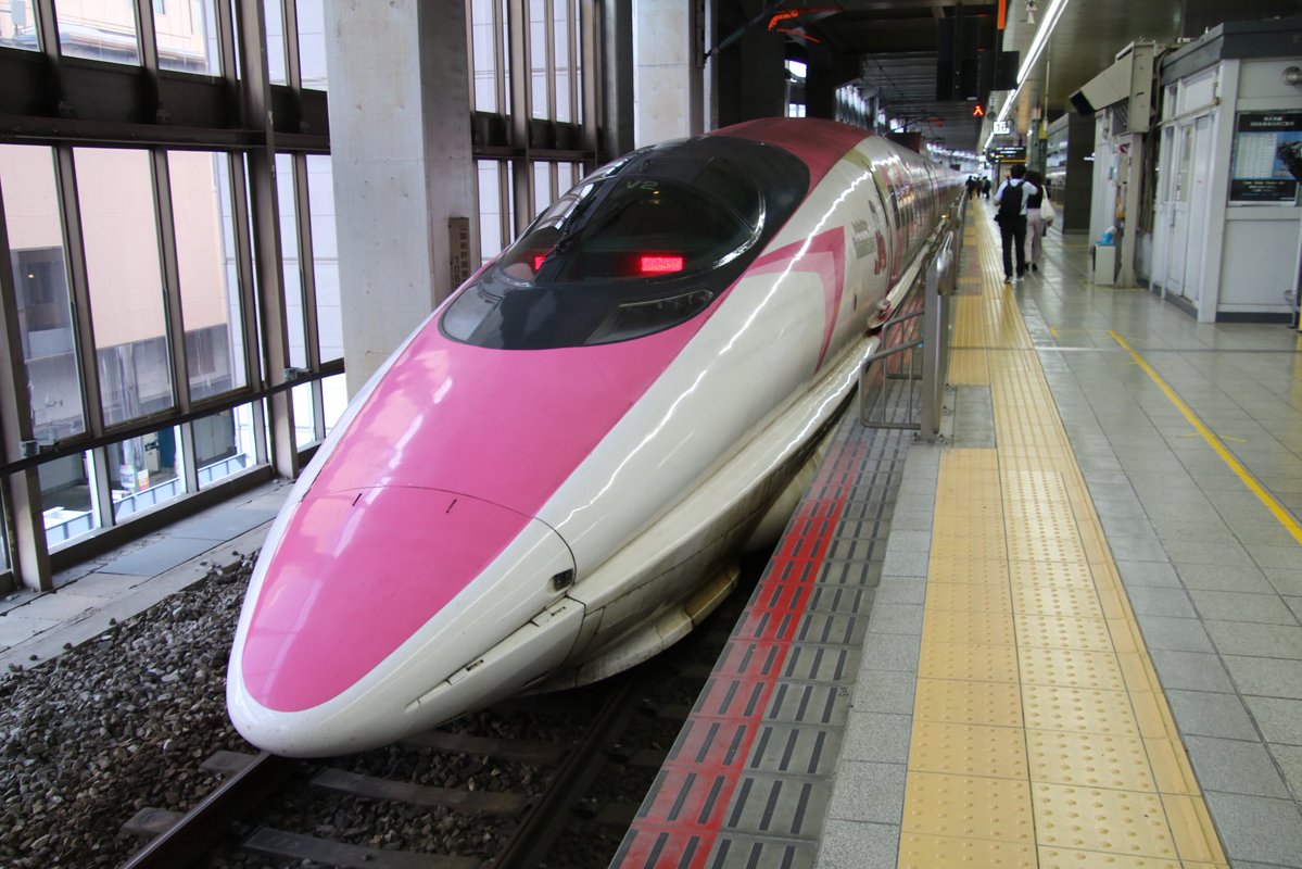 kumagai0214's tweet image. #博多南線 849A 特急 博多南行 #500系(7000番台) 幹ハカV2編成「#ハローキティ新幹線」

一際目立つピンク色のハローキティ新幹線
見れてラッキーでした！

2025.9.29 #博多駅