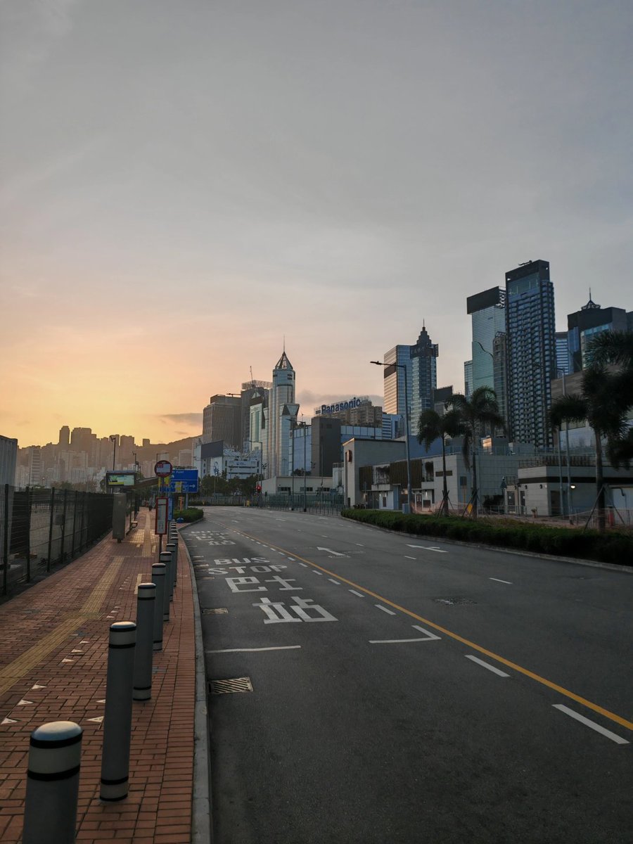 香港の朝と夜の気温はとても快適で、湿った空気と美しい海の景色が広がっています。朝、海辺を3キロ走るのはとても気持ちが良いです♡🌸😊
