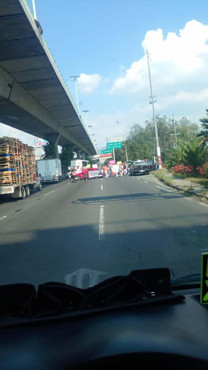 Bloqueo en carriles  laterales de la autopista mex-queretaro a la altura de la quebrada dirección Tepoztlán