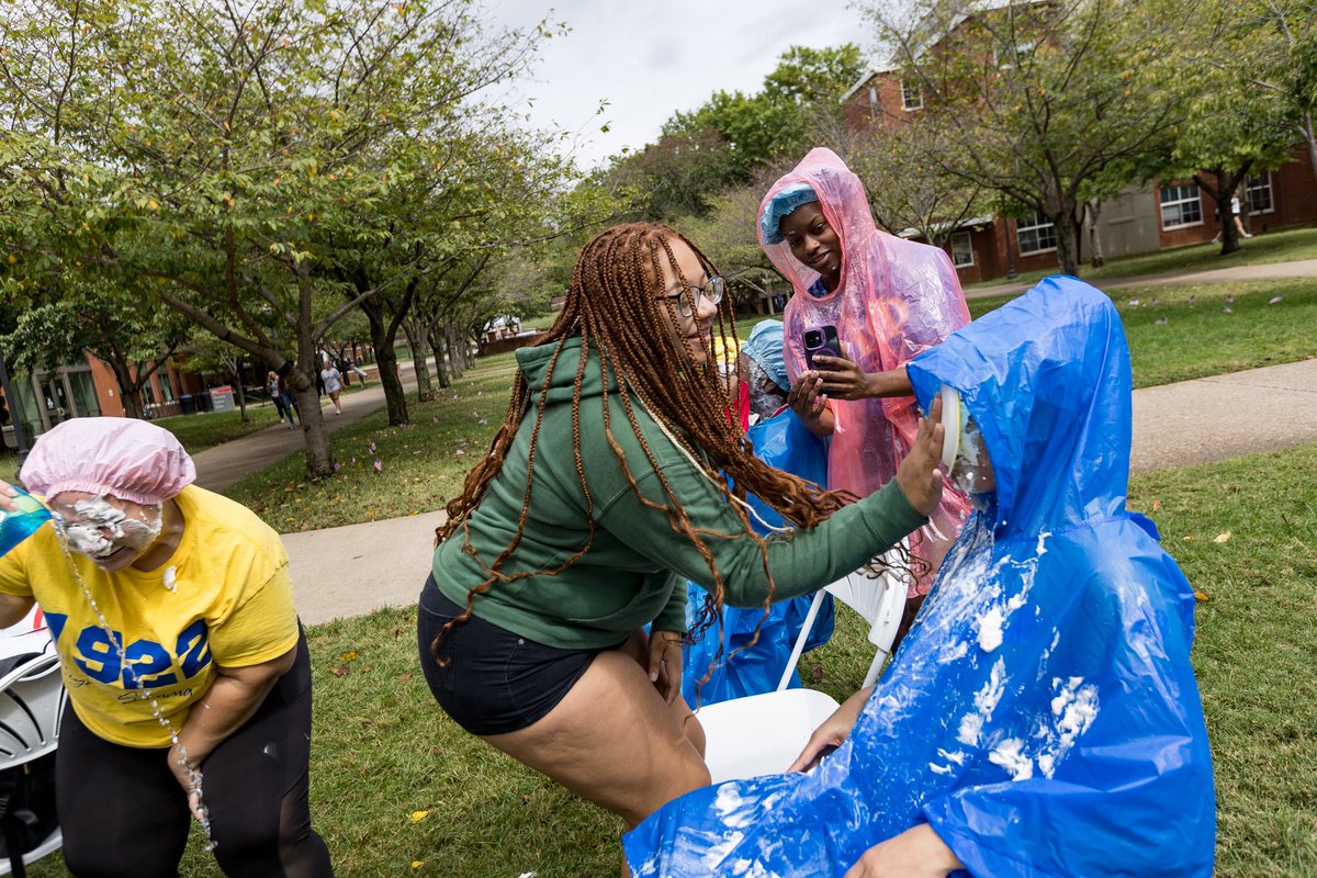 wku's tweet photo. Leaps, laughs, and a whole lot of WKU spirit! From the Hill and beyond, here’s a look back at the highlights.

#WKU #PeopleofWKU #GoTops #CampusLife #TogetherWKU #PhotoDump https://t.co/CSzE4WWi1Y