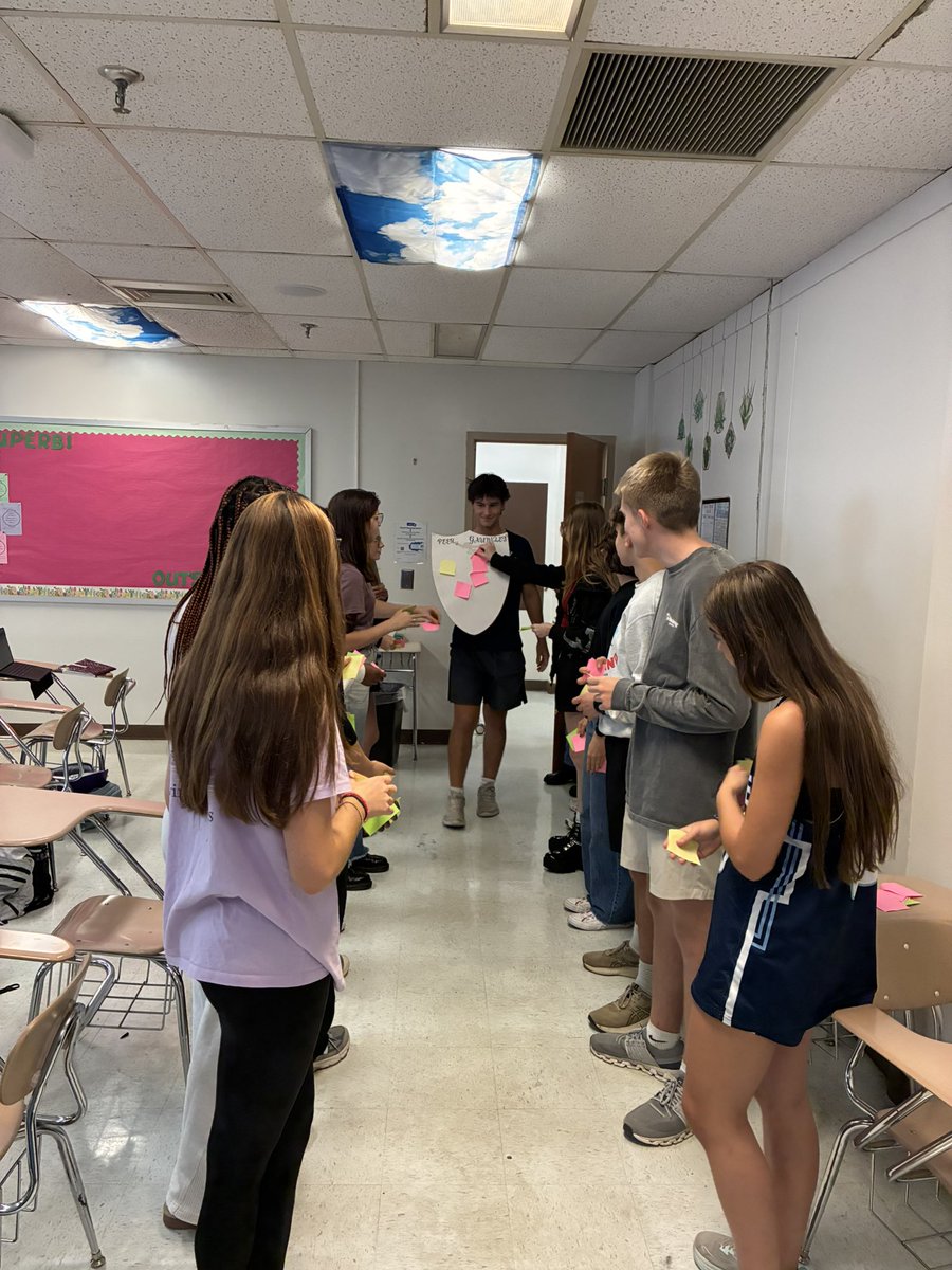 SRSeahawksaacps's tweet photo. We all love going in Ms. Griffin’s room. Students are up and giving feedback peer to peer on their research question for AP Research. What color post-its did you get? #wersr https://t.co/NGEXEpjGkA