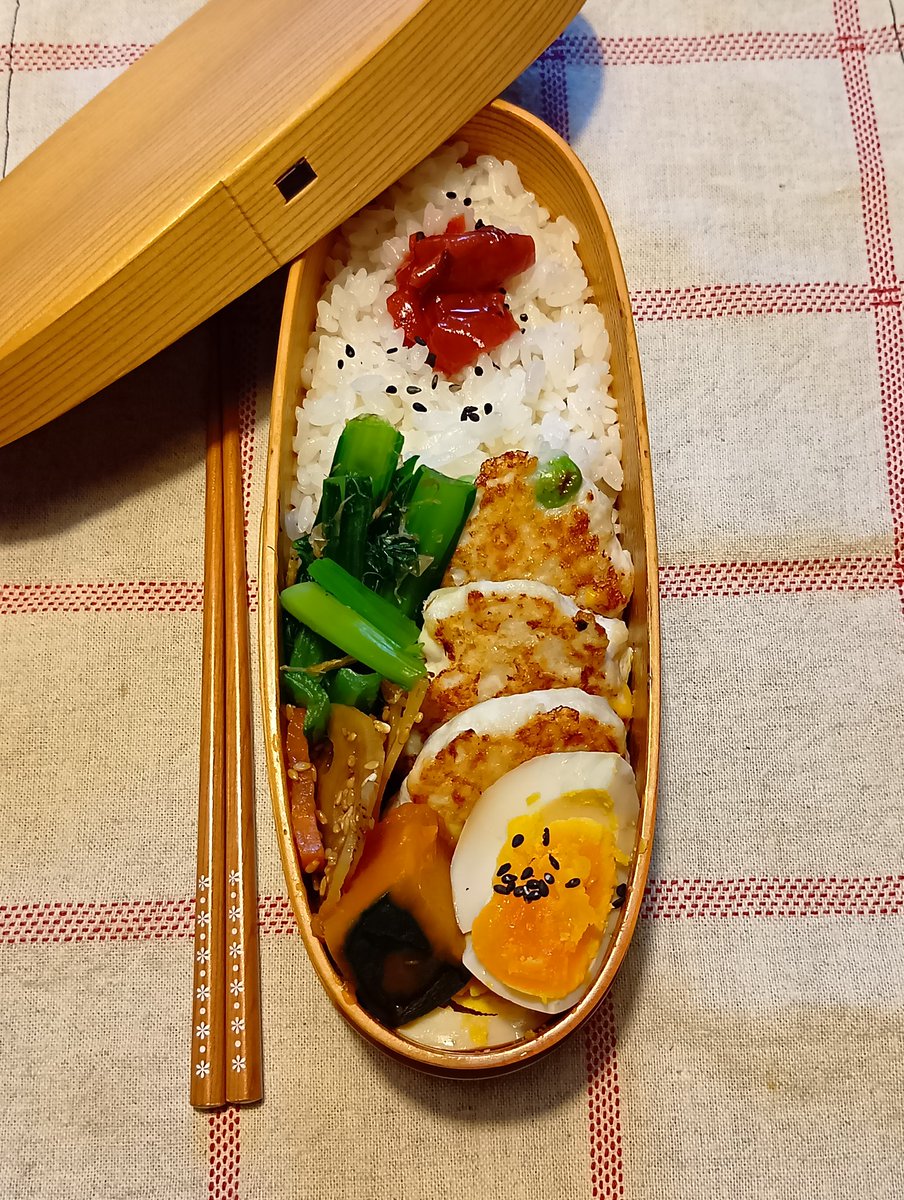 おはようございます〜
晴れのサッポロです〜☀

レイアウトは昨日とにていますが本日はつくね弁当〜☘️　トウキビと枝豆入りなのだ。ふふふっ。
そして拙作、本日も夜９時前に更新いたします！　よろしくお願いいたします🙇
estar.jp/novels/26471800

ではいい1日を〜😆