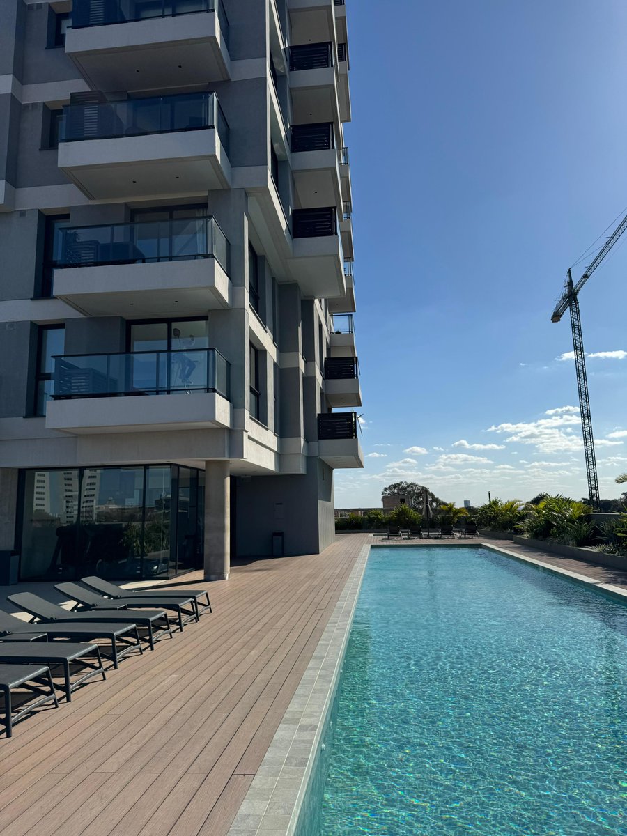 ParaguayPulse's tweet photo. $1000/mo rent in NYC: 🇺🇸

• A tiny room with a fire escape view. (Jail💀)

$1000/mo rent in Asunción, Paraguay: 🇵🇾

• Fully Furnished
• 1-BR apartment
• Cleaning included
• 2 Resort-style Pools 
• MASSIVE Gym + Sauna
• 2 Dedicated Coworking spaces
• Near Shopping del Sol (prime location)
• 3 quinchos on the 27th floor (amazing view)

Bonus: No income tax.

What's stopping you from moving here?