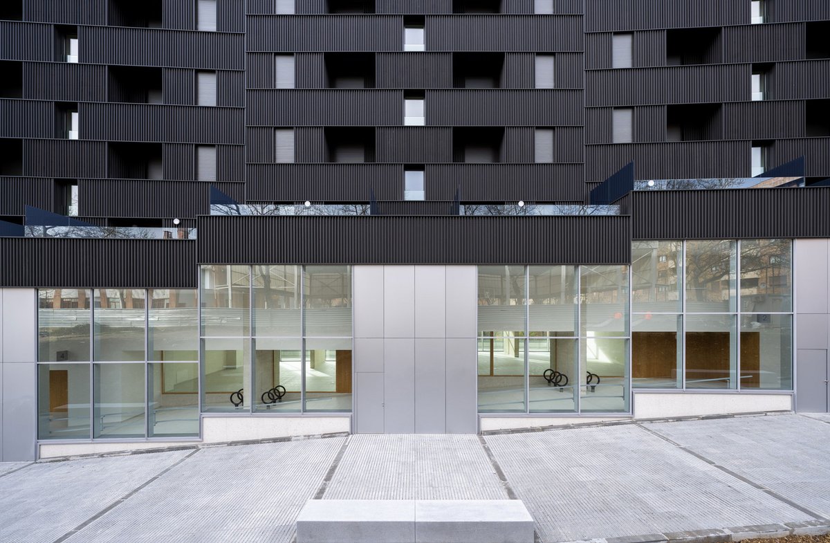 METALOCUS's tweet photo. Los estudios de arquitectura con sede en Pamplona, GVG Estudio y Moest,  recibieron el encargo de proyectar este edificio de 58 viviendas de  protección oficial  situado en Barañáin, un municipio español de la  Comunidad Foral de Navarra, situado a tan solo 5 kilómetros de la  capital navarra, limitrofe con Pamplona, formando parte de su área  metropolitana.
https://t.co/2D0ZoSi5BR
Social and energy sustainability. 58 social housing units by GVG Estudio + MOEST
https://t.co/KakZTDEHzq
@rpbfoto